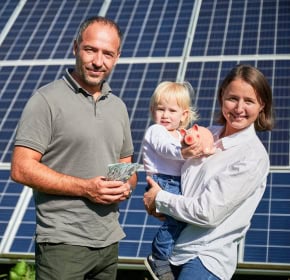 gezin met zonnepanelen